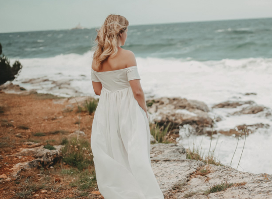 boudoir-fotoshooting-Waldviertel-Wachau-Niederoesterreich-fotografin-Ines-Nejedly-als-model-am-strand-im-weissen-kleid