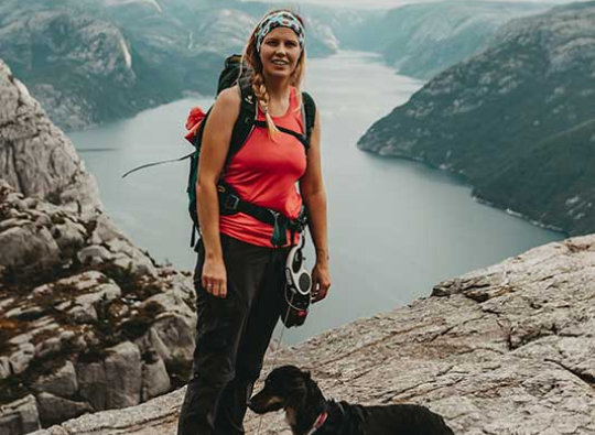 boudoir-fotoshooting-Waldviertel-Wachau-Niederoesterreich-fotografin-Ines-Nejedly-mit-hund-beim-wandern