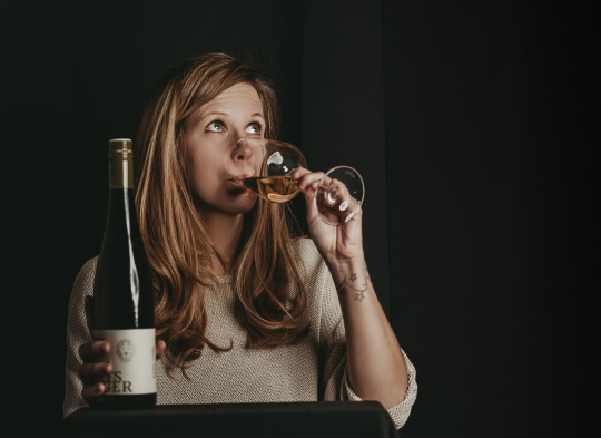 boudoir-fotoshooting-Waldviertel-Wachau-Niederoesterreich-fotografin-Ines-Nejedly-beim-wein-trinken