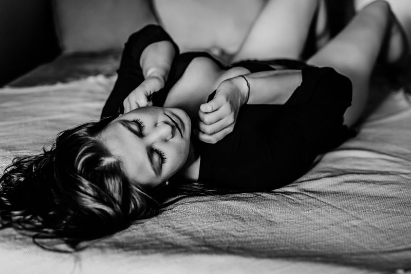 boudoir-fotoshooting-klassisch-schwarz-model-auf-bett-fotografin-Ines-Nejedly-Waldviertel-Wachau-Niederoesterreich