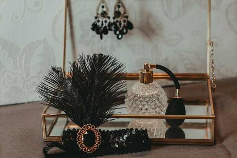boudoir-fotoshooting-accessoires-federn-parfumflaeschchen-fotografin-Ines-Nejedly-Waldviertel-Wachau-Niederoesterreich