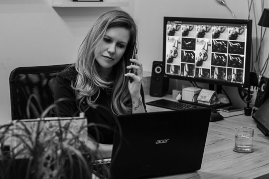 boudoir-fotoshooting-Waldviertel-Wachau-Niederoesterreich-fotografin-Ines-Nejedly-telefoniert-am-schreibtisch