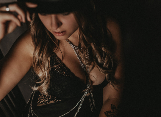 boudoir-fotoshooting-klassisch-model-mit-hut-fotografin-Ines-Nejedly-Waldviertel-Wachau-Niederoesterreich
